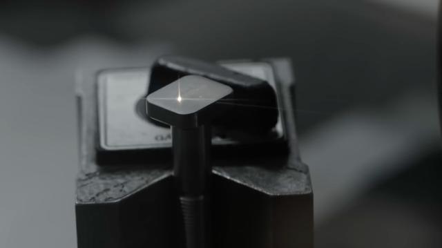 画像: 削り出されたボルトに、表面加工が施されます・・・。 www.youtube.com