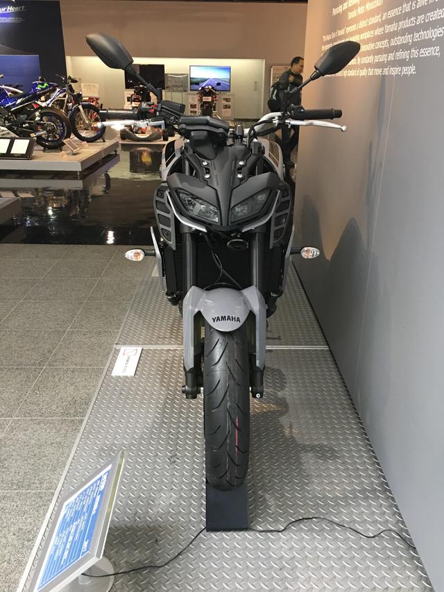画像: 以前のモデルとうってかわって鋭さと激しさを増したフロントマスク。これに追いかけられたら、思わず道を譲ってしまいそうだ。