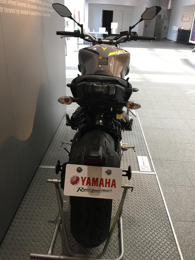画像: 最近の欧州車のスーパースポーツのような、スイングアームマウント採用のナンバープレートは、好みが分かれるかもしれないが、実にクール。