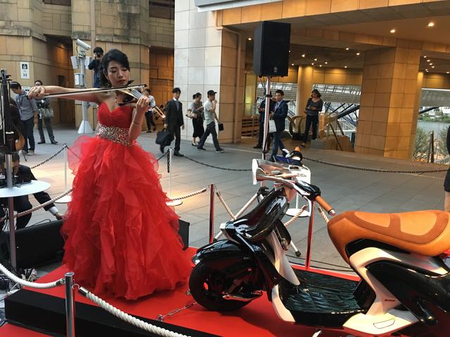 画像4: 六本木ヒルズにいらっしゃい♪
【楽器とバイクの二つの顔に、一つの情熱を】Two Yahamas, One Passion〜デザイン展2016〜開催中。