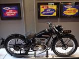 画像: スポーツスターの大人気モデル「FORTY-EIGHT」のご先祖様がこちらのS-125。ピーナッツタンクの歴史はここが原点なのです。エンジンはたったの2馬力でしたけれど、発売当時から大人気すぎて年間10000台を生産しています。カッコいいものっていうのは、やっぱり時代を超えるのですね。