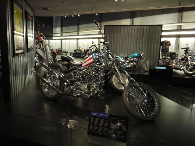 画像: 言わずとしれたチョッパーの代名詞。EASY RIDERのキャプテン・アメリカが走らせていたアレですね。そのオートバイがピッカピカの状態で展示されています。なんでしょう? 無性にテンションが上がります。