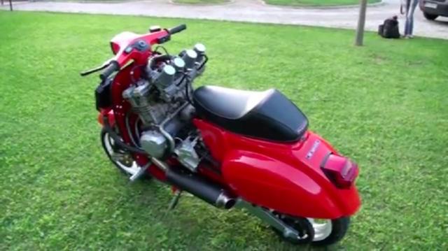 画像: ベスパ50S+ヤマハFZR600・・・割とまとまりがよく思えるのは、錯覚でしょうか? www.youtube.com