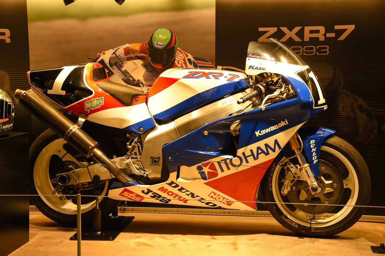 画像: ZXR-7／1993年の鈴鹿8耐で優勝車。トリコロールカラーとITO HAMのスポンサーロゴが懐かしい！