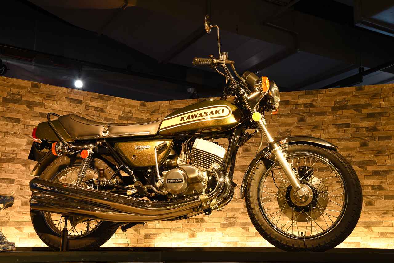 画像: H2(MACH Ⅳ)／750ccの2スト3気筒エンジンは最高速度203km/hを達成。当時の市販車最速マシンです。