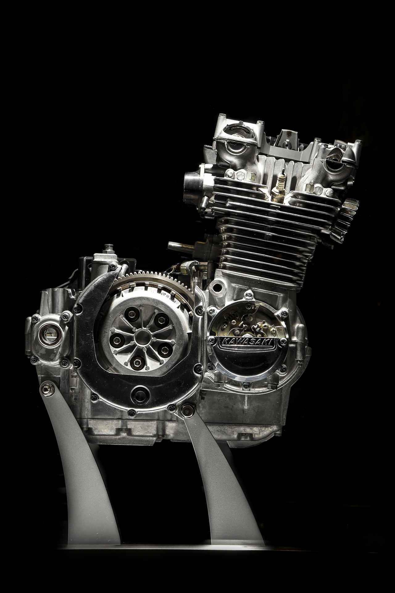 画像: 900 Super Four(Z1)のエンジン 最高出力82馬力を8500回転で発生する並列4気筒DOHC2バルブエンジンを世界で初めて量産車に投入。排気量903ccのこのエンジンは、当時の世界最速エンジンでした。