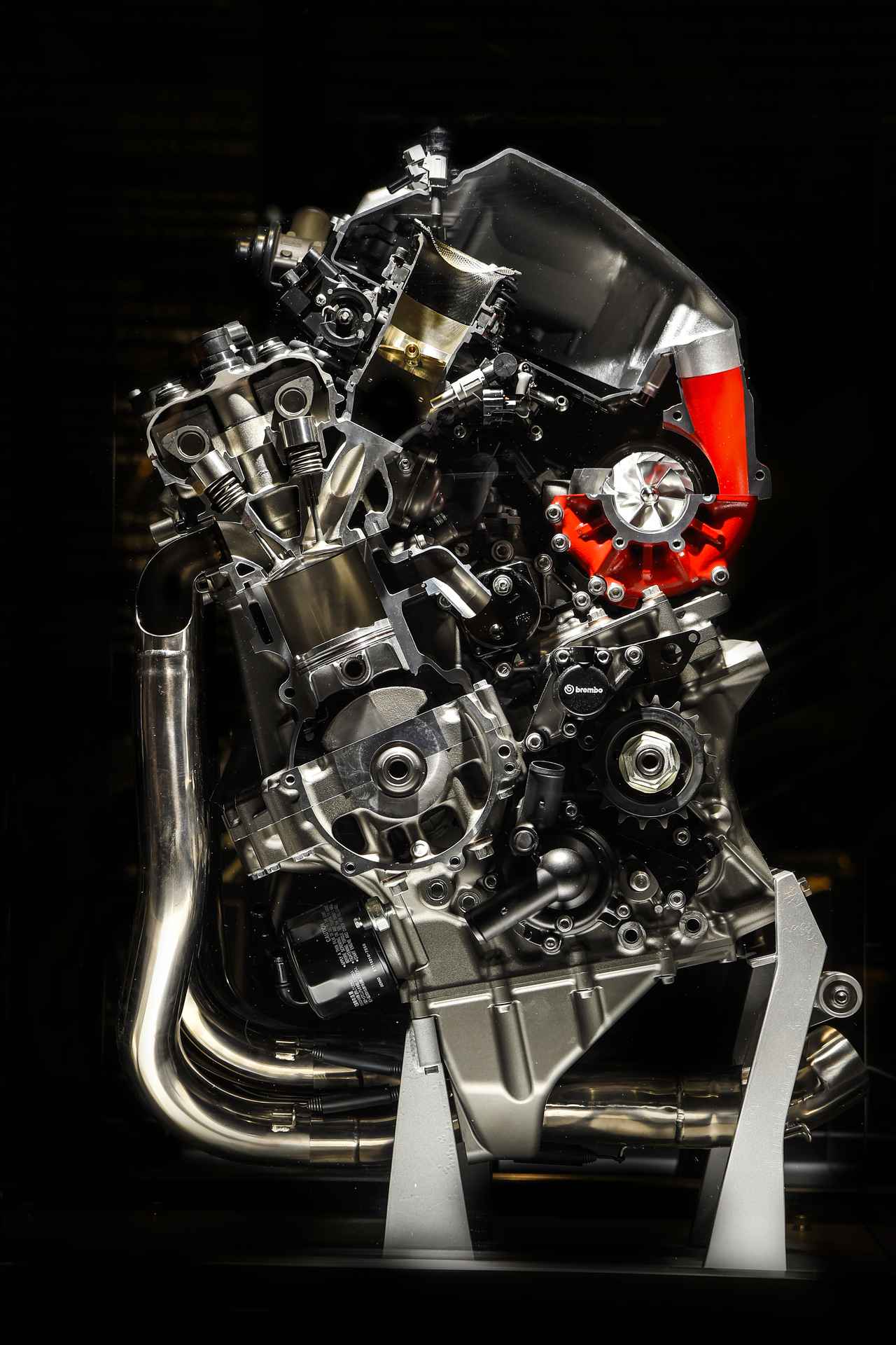 画像: Ninja H2のエンジン スーパーチャージャー搭載により最高出力200馬力を11000回転で発生。サーキット専用車H2Rでは最高310馬力を1万4000回転で発生させています。