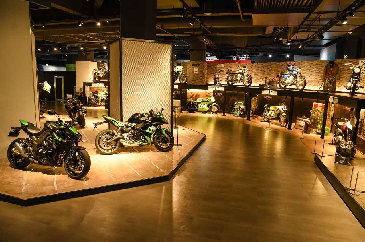 画像: 写真右側にはヒストリックな車両を展示。左側は企画展で現在は10月末まで新型ニンジャ1000など2017年モデルが展示されています。
