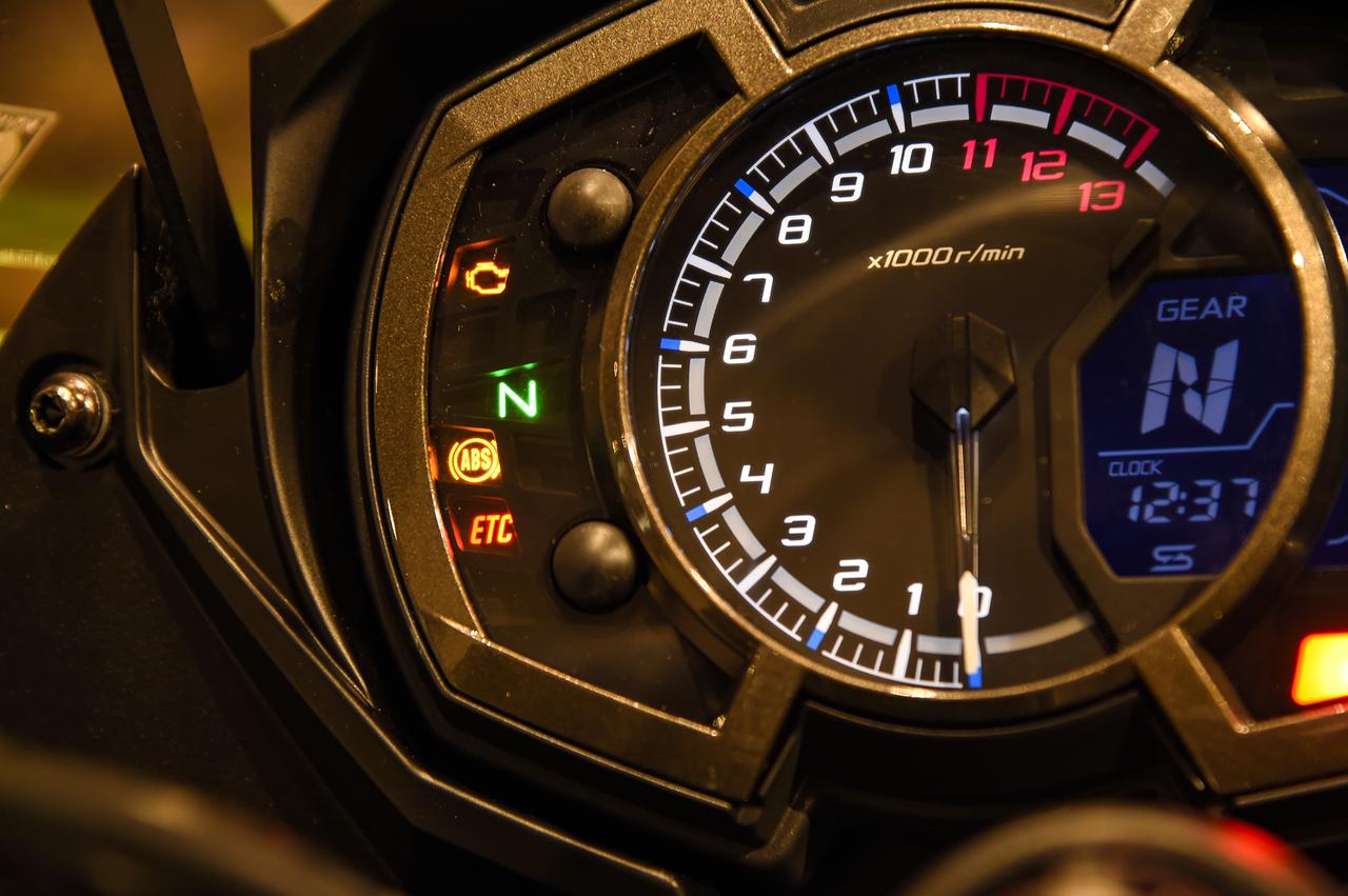 画像: 新型ニンジャ1000のメーターには「ETC」のインジケーターが!?