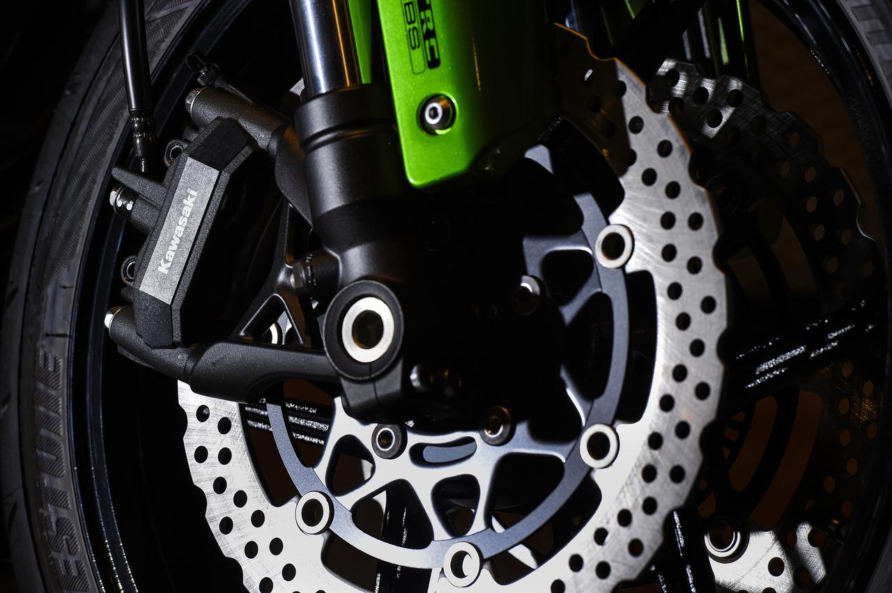 画像: キャリパーの高級感が違います。「Kawasaki」のロゴがカッコいい！