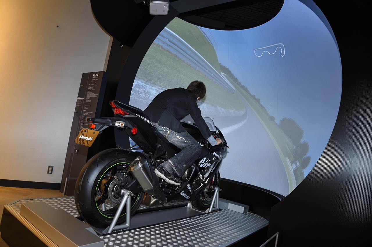 画像: ライディングシミュレーター「RidE X」は、左右に5度ずつしか車体が傾かないはずなのに、フルバンクしていると本気で錯覚します。ちなみにストレートでの最高速は200km/hに達するそうですよ！