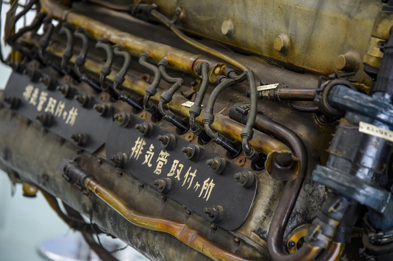 画像: 逆向きのV型エンジンなのは理解したけど、何故そこにプラグが？ というかツインプラグなんですね。