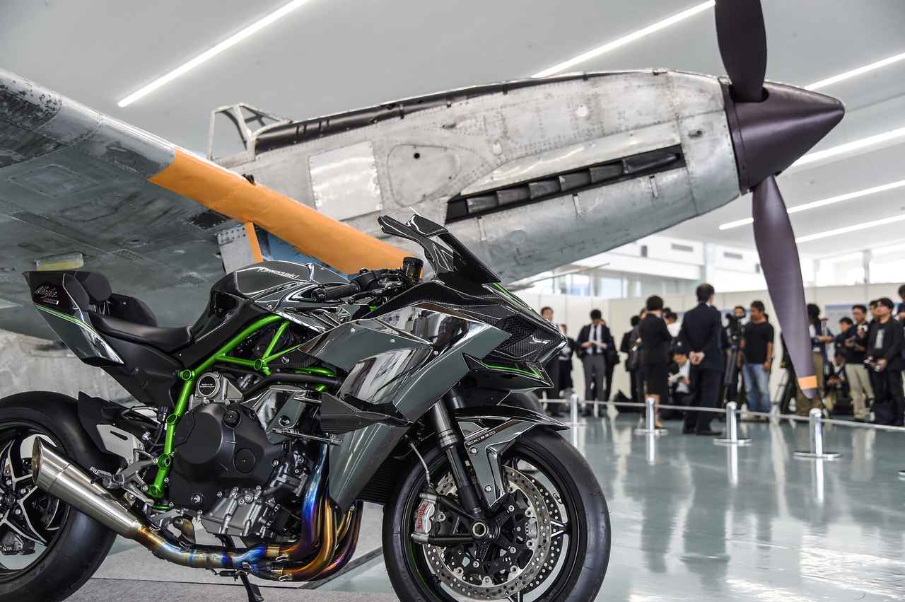 画像2: 逆さに搭載されたV型12気筒エンジンって、何だそりゃあ！？