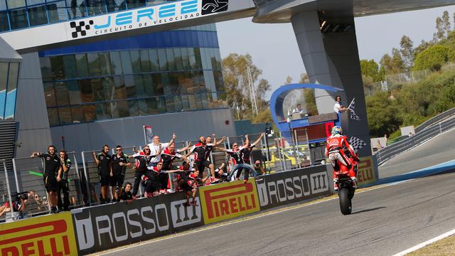 画像: 余裕のウィリーで勝利の喜びをスタッフを分かち合うC.デイビス(ドゥカティ)。 photos.worldsbk.com