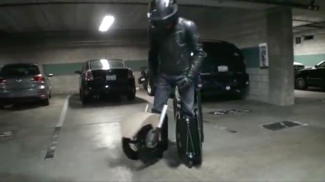 画像: テストコース?は駐車場。このカッコですと、不審者として通報されそうで心配してしまいます(笑)。 www.youtube.com