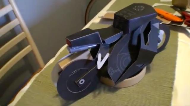 画像: こちらは1/6くらいのモデルですね。これで実車(と呼ぶべきか?)の開発を検討するわけですね。 www.youtube.com