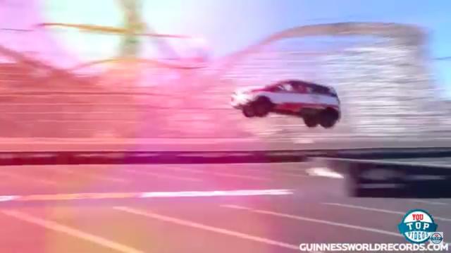 画像: これ、テイクオフしている時ではなく、ランディングしている時なのです・・・つまり、バックで走行しての大ジャンプなのです!! www.youtube.com