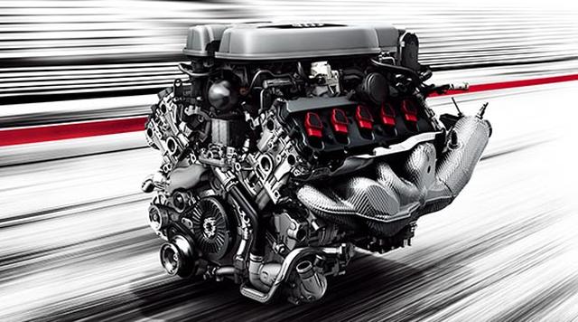画像: ドライバーのどんな要求にも応えるV10エンジン 新型Audi R8の5.2ℓ V10エンジンは、Audiの市販モデルとしては史上最強となる610PSの高性能を発揮し、最高速は330km/hを誇ります*1。しかし、本当に誇りたいのはその数値の高さではありません。直噴(FSI)とポート噴射(MPI)を備えたデュアルインジェクターを採用したこのエンジンは、低負荷時に片方のバンクを休止するシリンダーオンデマンドやコースティングモードなどにより高出力と高効率を高い次元で両立することで、抜群の扱いやすさも備えます。街中やクルージングにおいては高級セダンを思わせる、滑らかで静かな走りも楽しんでいただけるのです。 *1 Audi R8 Coupé V10 plus 5.2 FSI quattroの場合。また、数値はメーカー測定値となります。 www.audi.co.jp