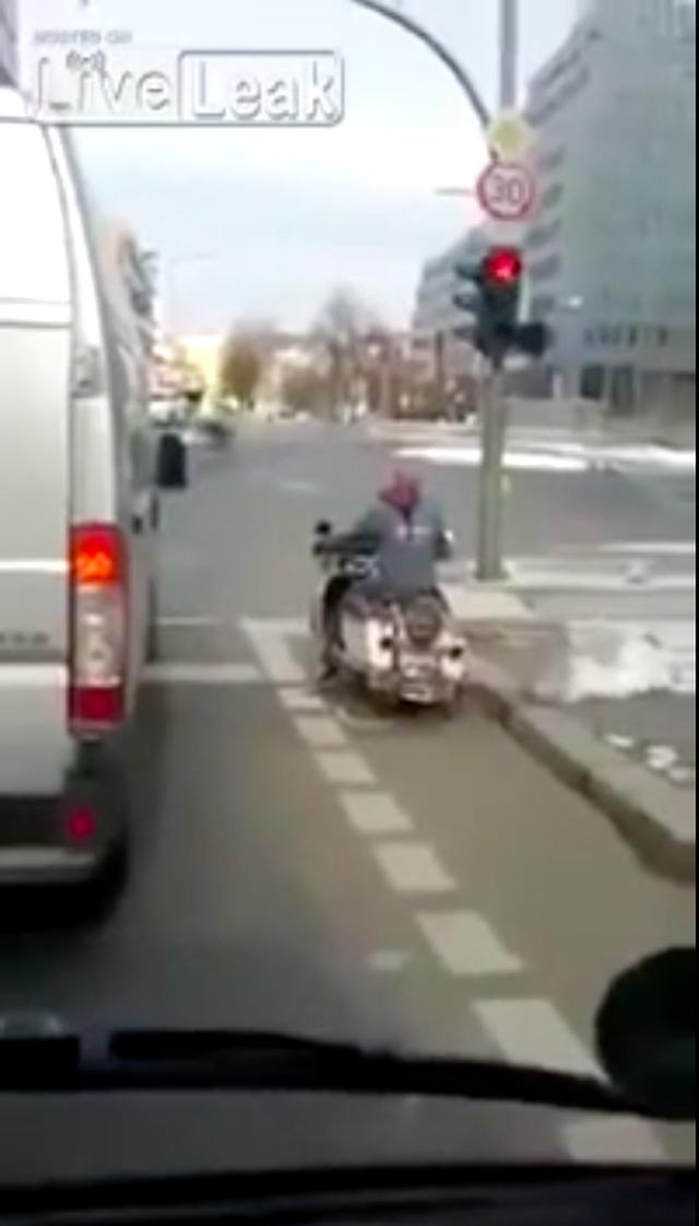 画像: こちらがスクープ動画のスクリーンショットです。FLH系のような、ツーリングモデルのハーレーダビッドソンが信号待ちをしています。 www.youtube.com