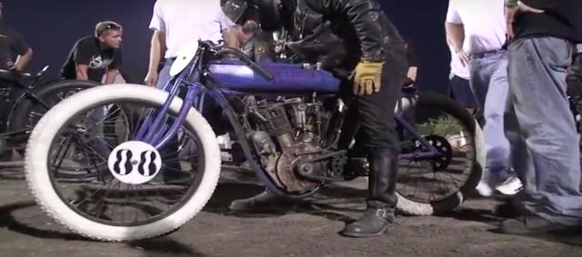 画像: 出場車両は、ハーレーダビッドソンやインディアンなどの、戦前期のアメリカン・フラットトラッカーです! www.youtube.com