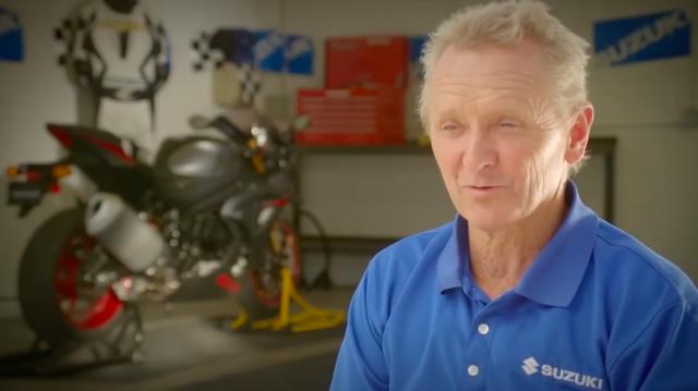 画像: 1993年の世界ロードレースGP500ccクラス王者、ケビン・シュワンツ。彼の「34」番はMotoGPプレミアクラスの永久欠番になっています。 www.youtube.com