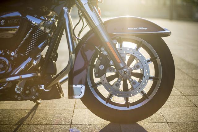 画像: ずっと変わらないディープフェンダーも魅力のひとつです。ホイールにはマシンカットが施されていて、カスタムホイールみたいですね。ノーマルでこれって、すごいです。