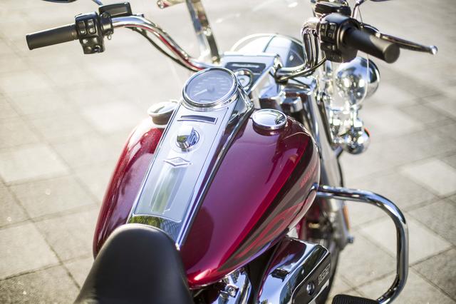 画像: 往年のハーレーの左右分割タンクのように見えるデザインとタンクオンメーターの組み合わせも外せないデザインです。2016年モデルのツーリングファミリーの中では最もスリムなタンクだということも伝えておきたい！