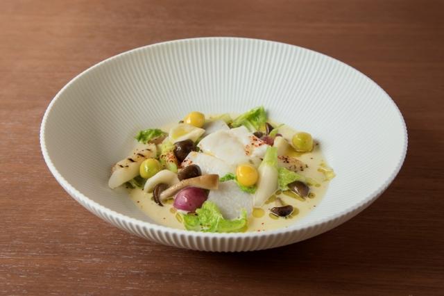 画像: 長崎五島沖「すじあら」と冬野菜のナージュ 2,800 yen ( tax incl. ) 9月の長崎の旅では五島列島に訪れました。そこで『海中放血神経締め』という独特の技を用いて神経締めする職人と出会いました。様々な海の幸に恵まれたこの地からは、この時期にもっとも美味しいとされる高級魚「 すじあら」が届いています。その新鮮な「すじあら」と滋味深い冬野菜をたっぷり味わえる一皿に仕上げました。 prtimes.jp