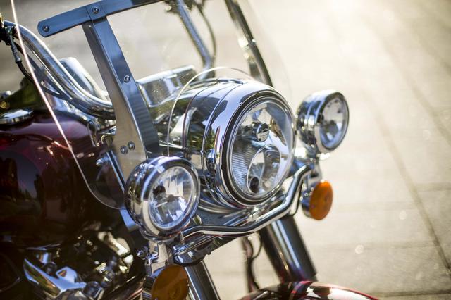 画像: ウインドスクリーンは脱着できます。個人的な好みで申しわけないんですが、普段は外してスタイルを愛で、いざツーリング！となったら装着するのがおすすめです。このこだわり、分かる人は分かってくれるはず（笑）