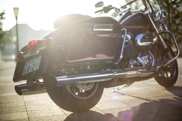 画像: 左右出しのマフラーのサウンドは本当に味わい深くなりました。音だけでも聞きに行くいく価値がありますよ？ ホントです。サイドケースも脱着可能。外した状態もロードキングは超カッコイイんですけど、このケースが便利すぎて悩ましいところです。