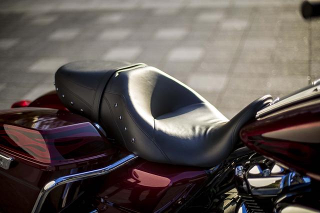 画像: ハーレーの純正シートのクオリティは最高です。本当に丸1日走っていてもお尻が痛くなりません。タンデムも快適だし、それが絵になるオートバイです。でも、ソロシートにカスタムするのも硬派でかっこいいだろうナァ……。