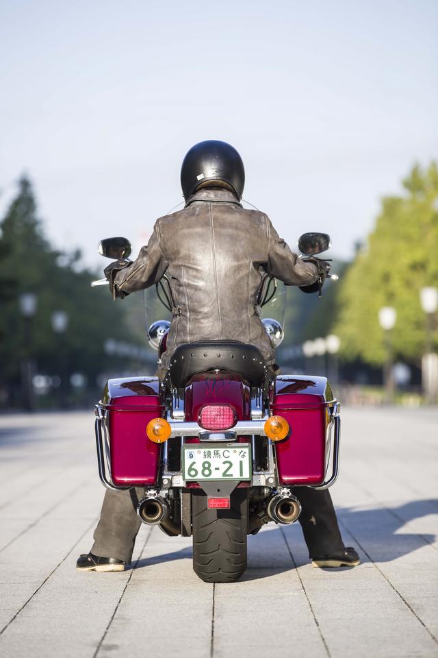 画像: シート高705mmは足着き性は言うにおよばずの両足ベッタリです。重量は379kgなんですけど、足がしっかり着くので「本当にそんなに重いの？」と感じました。ちなみに、跨ったままでのバックも余裕です。（ライダー身長／176cm）