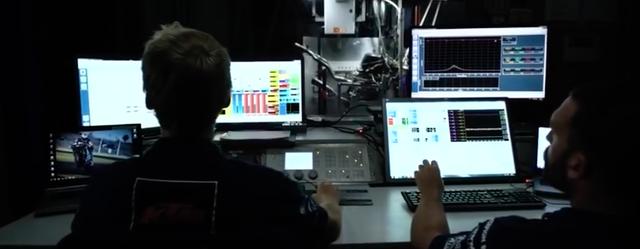 画像: イタリア、ムジェロのレーストラックを想定し、データの解析が進められます・・・。ハイテクですね・・・。 www.youtube.com