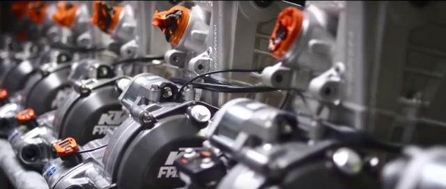 画像: ずらりと並ぶKTM RC16エンジン。新規参戦のため、シーズン中の開発も行われます。 www.youtube.com