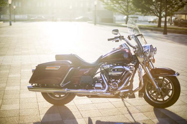 画像: HARLEY-DAVIDSON ROAD KING PRICE：300万7600円～ （価格はカラーによって変動）  www.harley-davidson.com