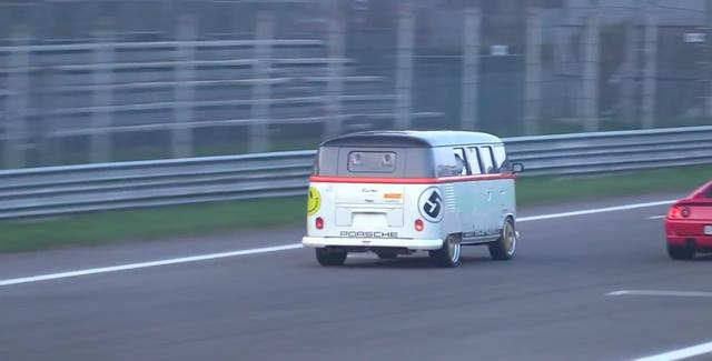 画像: 並みのスポーツカーは目じゃない速さを、伊モンツァサーキットで発揮します! www.youtube.com