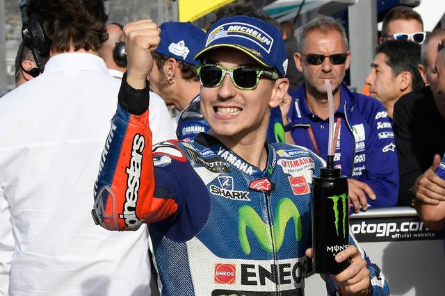 画像: バレンシアGP予選でポールを獲得し、ガッツポーズを見せるJ.ロレンソ(ヤマハ)。彼とドゥカティのマッチングがどれほどのものか? 興味が尽きません。 race.yamaha-motor.co.jp