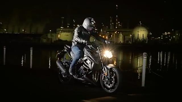 画像: 夜の海岸沿い・・・漆黒の闇のなかにたたずむライダーとスズキGSX-S750・・・。 www.youtube.com