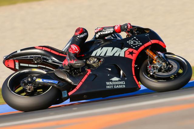 画像: 特別なカラーリングを施したヤマハYZR-M1に乗るM.ビニャーレス。スズキ最終年の今年は年間4位でしたが、来季のタイトル争いに加われるか注目です。 www.motogp.com