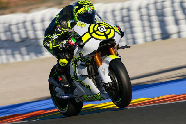 画像: ちょっとブキミ(笑)な特別グラフィックのスズキGSX-RRを駆るA.イアンノーネ。2016年シーズンにドゥカティに久々の優勝をプレゼントするなど、非凡なスピードを披露しましたが、GSX-RRとの相性も良さげですね。 www.motogp.com