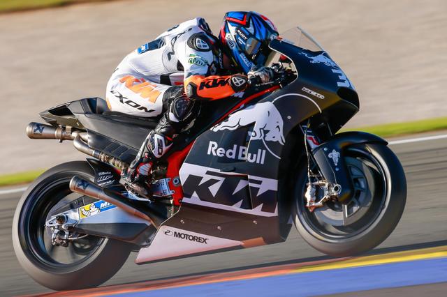 画像: 注目の新規参戦チーム、レッドブルKTMファクトリー・レーシングはポル・エスパルガロが1分31.853で17位、ブラッドリー・スミス(写真)が1分32.538で20位でした。ここから開幕戦まで、どこまでマシンを仕上げることができるでしょうか? www.motogp.com