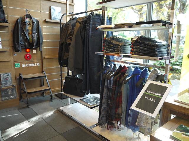 画像1: 代官山「蔦屋書店」のバイク・クルマコーナーの一角に!