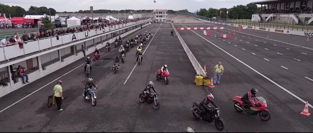 画像: ピットレーンからコースインするモーターサイクルたち。 vimeo.com