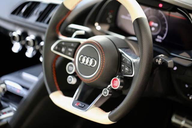 画像: 内装は基本的にR8 V10プラスのエクスクルーシブパッケージだが、ステアリングホイールやシートなどのステッチが、ルシス由来の特別色になっている。