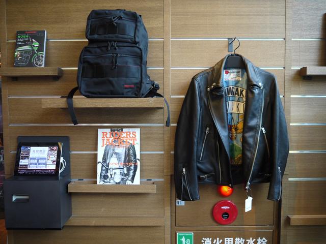 画像: 裏地が派手、というのが粋なカワサキのライダースジャケット。カワサキ伊達男は注目です。