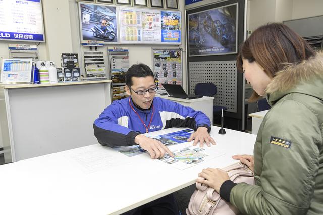 画像: ①簡単な必要書類を記入してから、おすすめの試乗コースを教えてもらえました。試乗中は荷物も預かってもらえます。こちらのお店の場合は貸出ヘルメットも用意されているそうです。