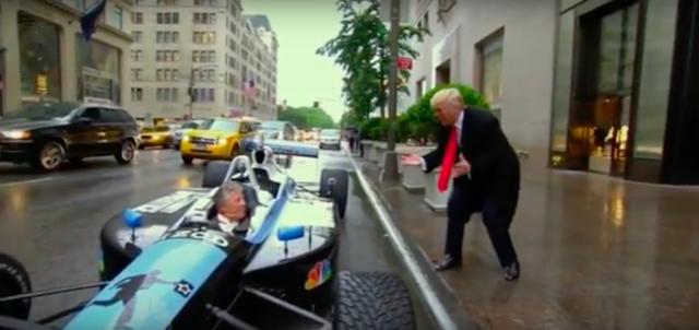 画像: トランプタワーから出てきたのは・・・次期大統領となった時の人、ドナルド・トランプです! www.youtube.com