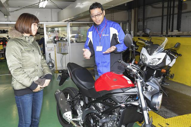 画像: ③走り出す前に車両の説明を受けます。とってもテキパキしてました。はじめて乗るオートバイでも不安を感じなくてありがたいですね。知香ちゃんもこれなら安心!