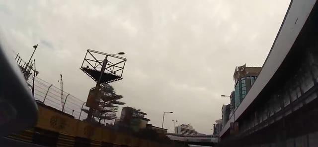 画像: ゴール後の歓喜のウィニングラン! ウィリーを披露すると、カメラが空を映して面白いです。 www.youtube.com