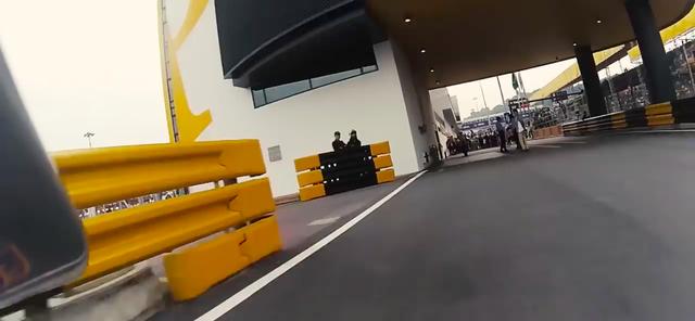 画像: ピットレーンに入ると、仲間たちの祝福が勝者を待ち受けています。 www.youtube.com